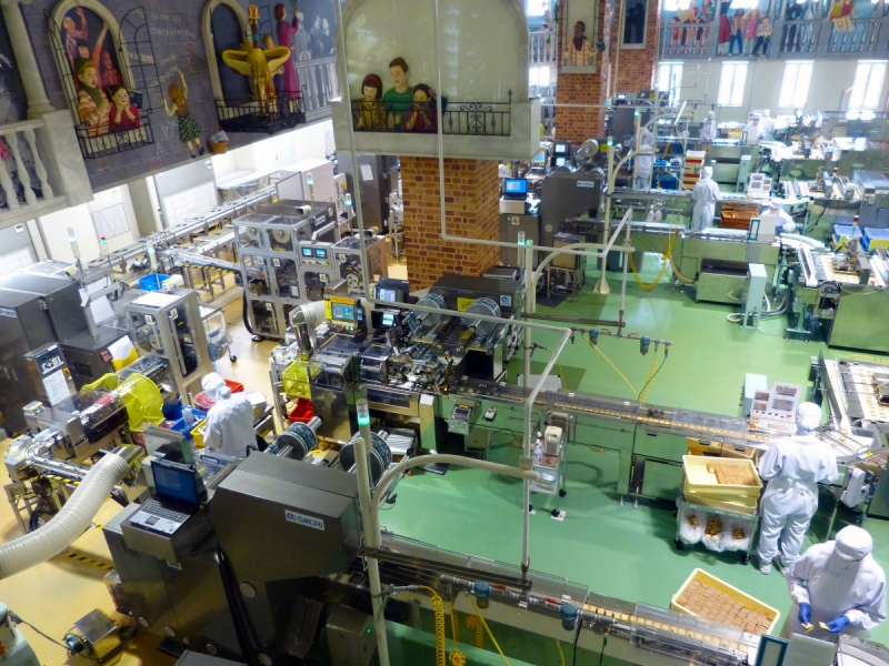 chocolaterie-SOLLIES PONT-min_japan_sapporo_chocolate_factory_label_packaging_cookie_machine_operators-961509